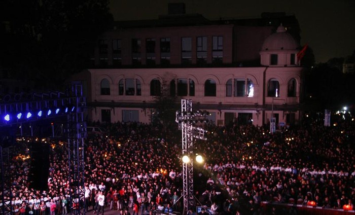 Tại Quảng trường Cách mạng tháng 8, tập trung rất đông giới trẻ, học sinh, sinh viên tham gia hưởng ứng giờ trái đất vào tối qua.