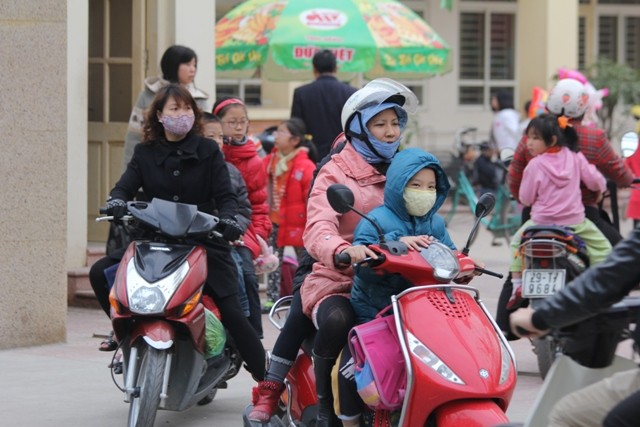 Tại các cổng trường học, số lượng phương tiện giao thông luôn đông lúc tan trường (Ảnh Xuân Trung)