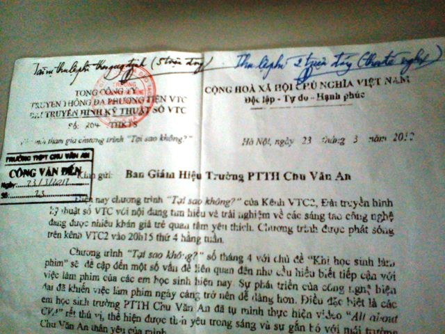 Công văn của VTC gửi tới Trường THPT Chu Văn An có chữ ký và con dấu nhà trường đề nghị Tài vụ thu "theo quy định 5 triệu đồng".