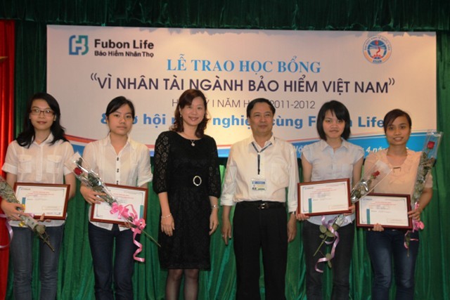 Bốn sinh viên được nhận học bổng từ Fubon Việt Nam