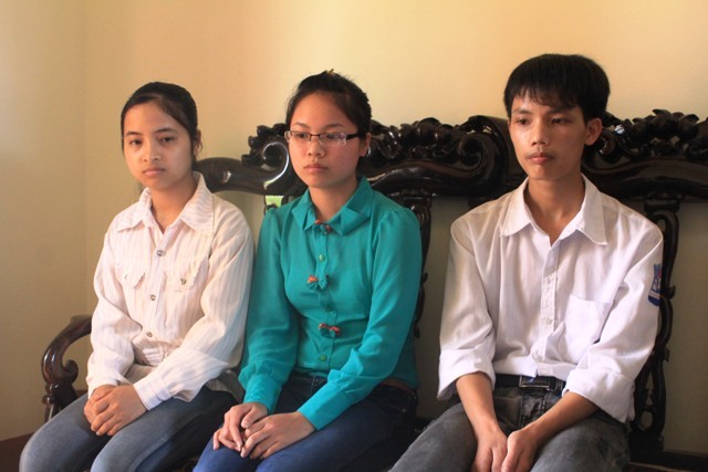 Ba em từ trái qua: Nguyễn Thị Trinh, Lê Thị Hiền và Nguyễn Văn Tân không tin được bạn thân của mình có thể làm được việc đó.