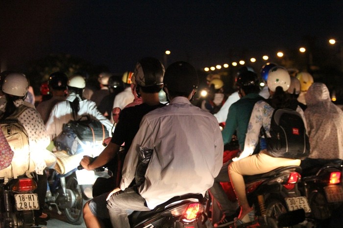 Tại đường cao tốc Pháp Vân, do lượng sinh viên các tỉnh phía Đông đổ về mỗi lúc một nhiều gây ách tắc cục bộ.