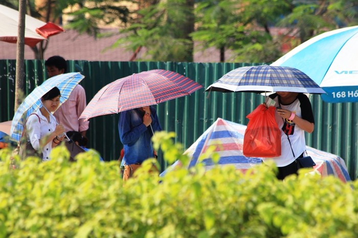 Một hình ảnh quen thuộc tại Hà Nội trong mấy ngày nắng nóng vừa qua, học sinh, sinh viên mỗi khi ra đường phải mang theo chiếc ô che nắng.