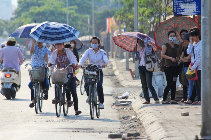 Dưới cái nắng như thiêu ở Hà Nội, những điểm xe buýt không có nhà chờ là nơi “kinh hoàng” của những sinh viên.