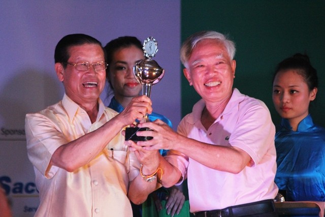 Nguyên Phó Thủ tướng Vũ Khoan tặng giải thưởng "nhiệt tình" cho Phó Thủ tướng CHDCND Lào Somsavat Lengsavad