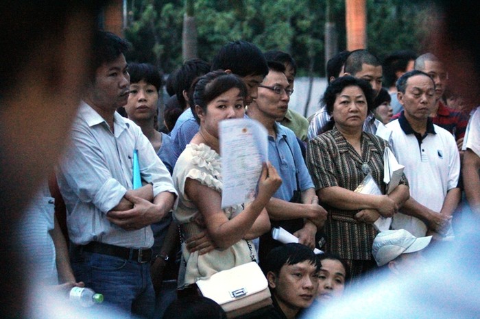 Những vẻ mặt thẫn thờ, ngán ngẩm nhìn dòng người xếp hàng trước cổng trường ngày một đông. Bà Lê Thị Mai Hương cũng cho biết, chưa năm nào lượng người đông như năm nay, do vậy trường phải nhờ sự can thiệp của công an để ôn định trật tự.