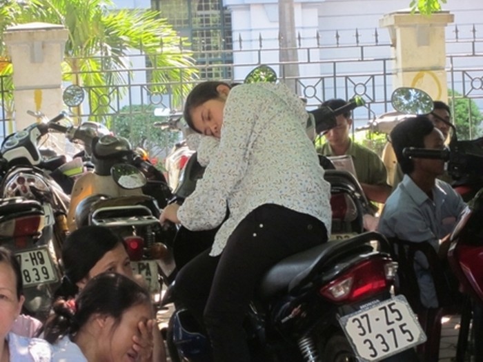 Vượt quãng đường hơn 300 cây số từ Nghệ An ra Hà Nội, phụ huynh này đã ngủ gục luôn trên xe.