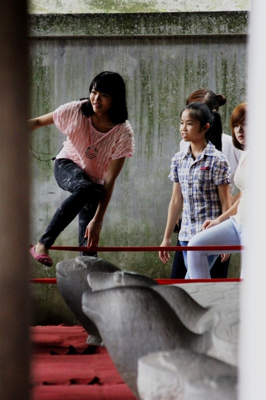 Một tốp học sinh lớp 12 ở Hà Nội tranh thủ không có bảo vệ đứng trông đã nhanh chân lẻn vào trong để sờ đầu rùa.