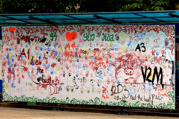 Bức tranh khổ lớn với nhiều thông điệp và ước mơ của học sinh lớp 12 trường THPT Yên Hòa.