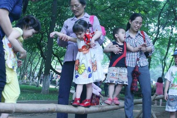 Mỗi dịp Tết thiếu nhi trẻ em thành thị được bố mẹ, người thân đưa đi chơi công viên, mua quà Tết.