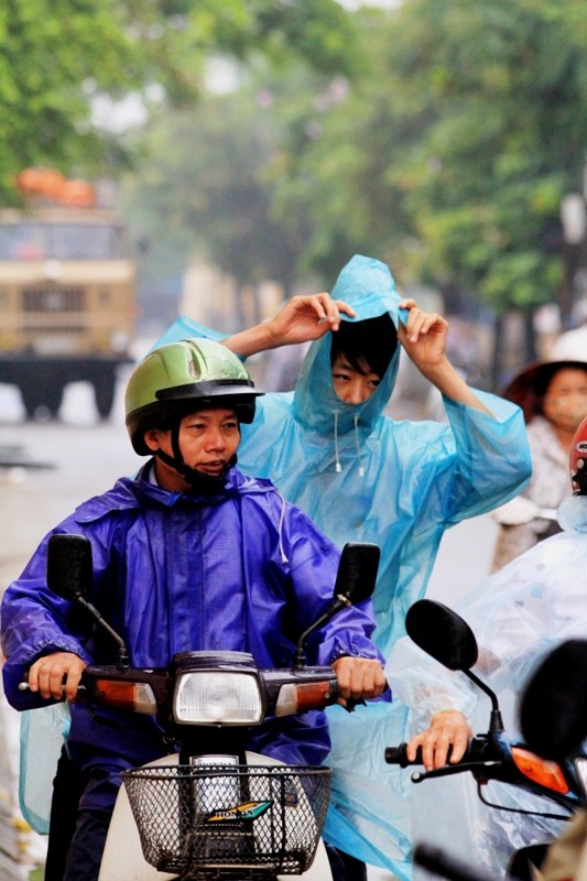 Sáng nay khu vực Cầu Diễn – huyện Từ Liêm có mưa nhỏ, các thí sinh được người nhà đưa đón sớm tới địa điểm thi.