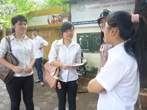 Thí sinh Ngọc Tân (đứng giữa)