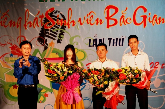 Mở đầu Liên hoa tiếng hát sinh viên là tiết mục nhảy Flash Mob sôi động với sự tham gia của các sinh viên Bắc Giang đang học tại Hà Nội.