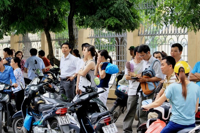 Nhiều phụ huynh cho biết, chủ yếu đưa con ra Hà Nội dự thi các trường chuyên thành phố để cho con có được cọ xát trước khi về thi trường chuyên của tỉnh.
