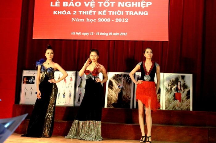Trang phục dạ hội có tên “Đêm hội” của sinh viên Phí Thị Hằng, trang phục được thiết kế dựa trên ý tưởng từ pháp hoa trong đêm.
