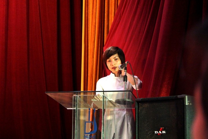 Sinh viên Nguyễn Thị Ngọc Mai chăm chú nghe nhận xét của Hội đồng phản biện.