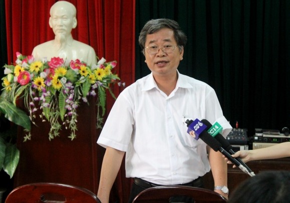 Ông Nguyễn Đức Hiền - Giám đốc Sở GD & ĐT tỉnh Bắc Giang trả lời báo chí. Ảnh Xuân Trung