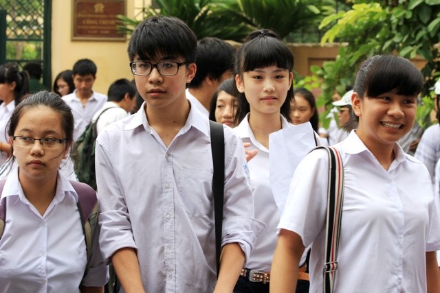 Sau giờ làm môn Ngữ Văn trong kỳ thi tuyển sinh lớp 10 sáng nay tại Hà Nội, nhiều thí sinh ra về với tâm trạng khác nhau. Ảnh: Xuân Trung