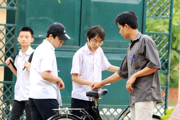 Nhưng phần lớn các em học sinh lớp 9 tự túc bằng xe đạp tới địa điểm thi sáng nay.