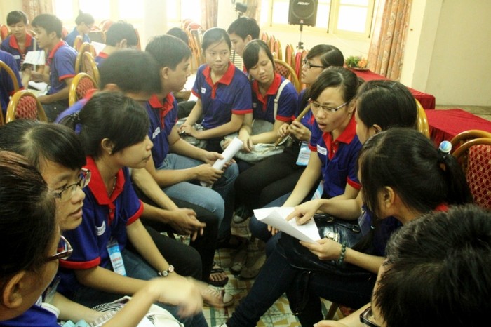 Các tình nguyện viên tranh thủ phân công lại công việc liên quan những người phụ trách các thí sinh từ Lạng Sơn về Hà Nội dự thi.