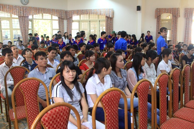 100 thí sinh có hoàn cảnh khó khăn và thí sinh người dân tộc thiểu số được Thành đoàn Hà Nội hỗ trợ trong đợt thi thứ nhất kỳ thi tuyển sinh ĐH, CĐ 2012. Ảnh Xuân Trung