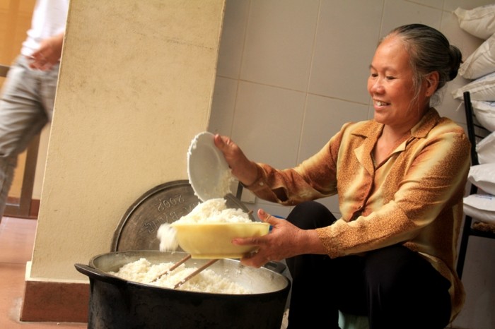 Những nồi cơm gạm Tám thơm ngon luôn làm ấm lòng các sĩ tử. Để phục vụ cho ba bữa ăn mỗi ngày, tại chùa luôn có khoảng từ 7-10 phật tử thường xuyên ở lại nấu cơm cho các em. ĐÁP ÁN TIẾNG ANH KHỐI A1, D1 HỆ CAO ĐẲNG 2012 - ĐÁP ÁN MÔN VĂN KHỐI C, D HỆ CAO ĐẲNG 2012 - ĐÁP ÁN MÔN SINH KHỐI B HỆ CAO ĐẲNG 2012 - ĐÁP ÁN MÔN VẬT LÝ KHỐI A, A1 HỆ CAO ĐẲNG 2012 - ĐÁP ÁN MÔN LỊCH SỬ KHỐI C HỆ CAO ĐẲNG 2012 - ĐÁP ÁN MÔN LỊCH SỬ KHỐI C HỆ CAO ĐẲNG 2012 - ĐÁP ÁN MÔN ĐỊA LÍ HỆ CAO ĐẲNG 2012