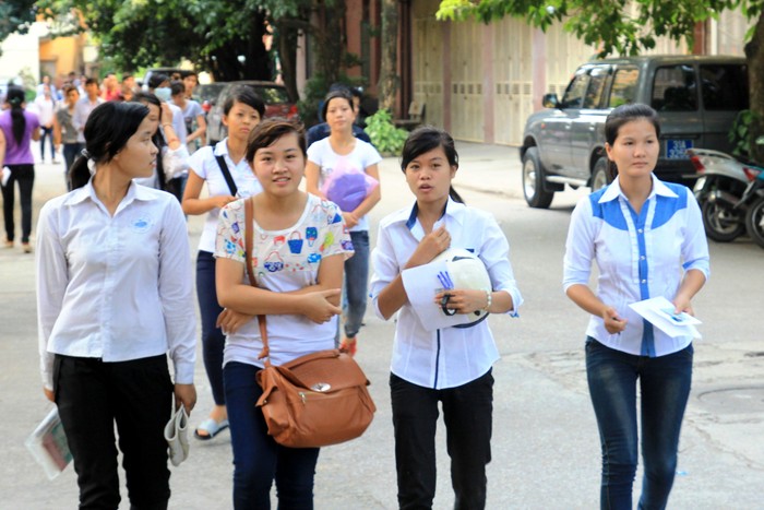 Các thí sinh dự thi buổi chiều tại trường ĐH KHXH&NV. Ảnh Xuân Trung