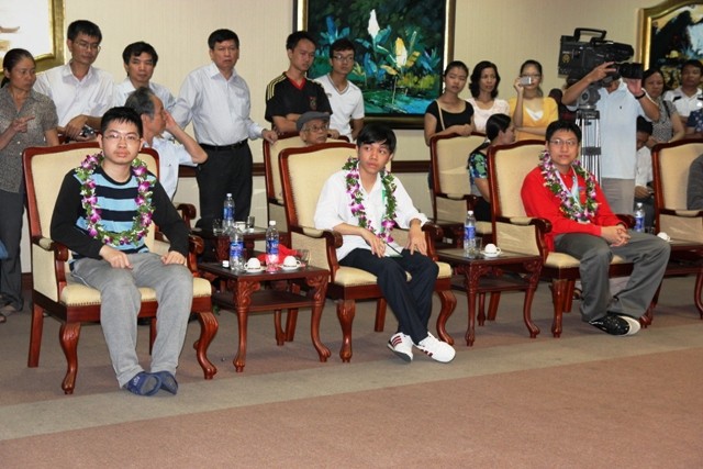 Ba học sinh đoạt giải Olympic Toán học quốc tế của Trường Chuyên Sư phạm Hà Nội.