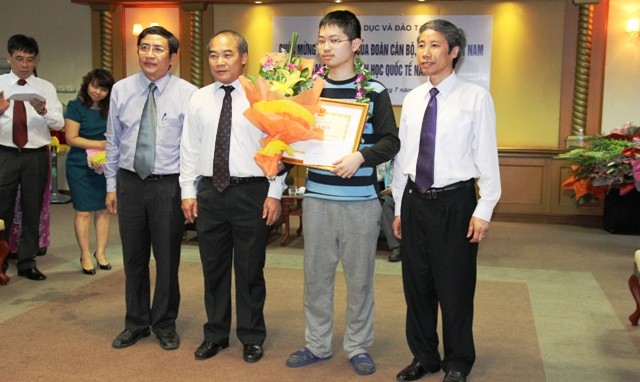 Hải Đăng nhận bằng khen và hoa từ Thứ trưởng Nguyễn Vinh Hiển.