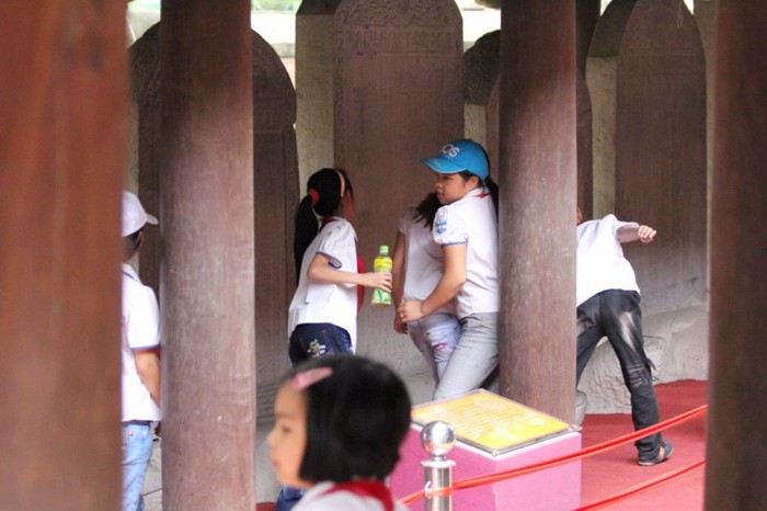 Học sinh thi nhau “bay nhảy” trong khu vực cấm như chốn không người. TRA CỨU ĐIỂM THI ĐẠI HỌC CAO ĐẲNG 2012