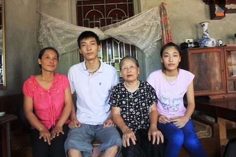 Trần Xuân Bách cùng bà nội, mẹ và em gái ruột. Ảnh: Xuân Trung