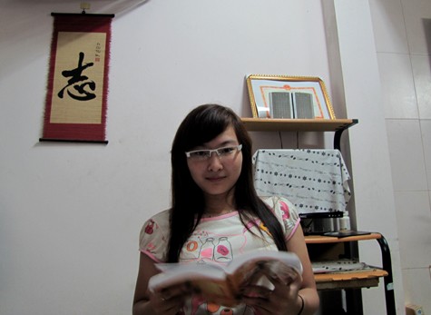 Ngoài việc học Phương Linh còn rất ham đọc Tiểu thuyết nước ngoài. Ảnh Xuân Trung