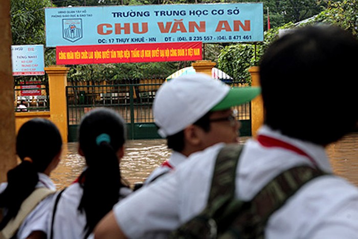 Cứ mỗi đợt mưa to đoạn trước cổng trường THCS Chu Văn An lại ngập trắng nước. Chùm ảnh: Xúc động những bức vẽ “ước mơ cho bé”