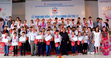 50 em học sinh đại diện cho 7 tỉnh thành được nhận học bổng Doraemon. Ảnh Xuân Trung