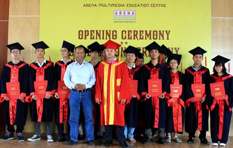 Các học viên nhận bằng tốt nghiệp khóa 2 các chuyên ngành đa phương tiện. Ảnh Xuân Trung
