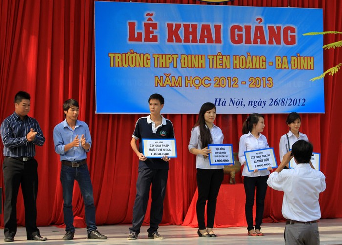 Mỗi năm Trường THPT Đinh Tiên Hoàng còn trao nhiều xuất học bổng cho các học sinh nghèo vượt khó học giỏi.
