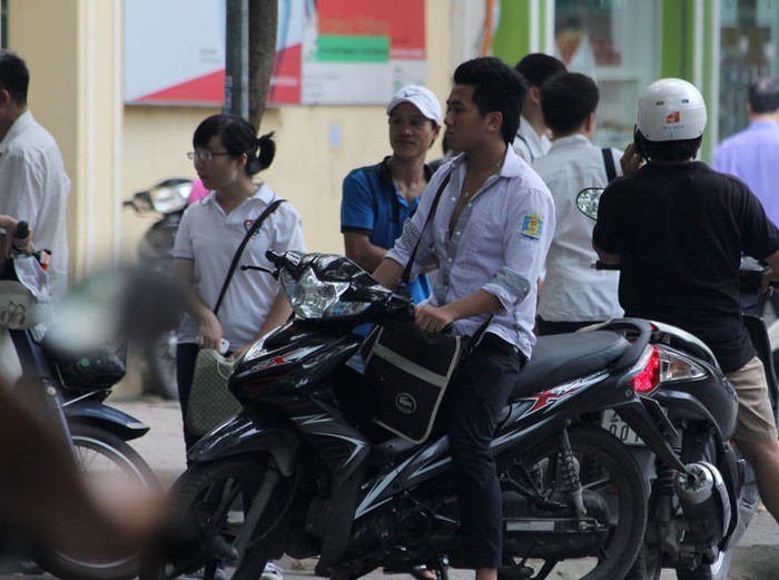 Một số học sinh đi xe không mũ bảo hiểm chờ bạn trước cổng Trường THPT Việt Đức. Chùm ảnh: Nữ sinh đẹp rạng ngời ngày khai trường Giới trẻ hào hứng với Carnival Hà Nội 2012