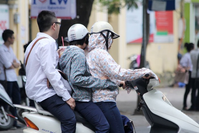 Tại trước cổng Trường THPT Việt Đức nhiều phụ huynh đến đón con nhưng không mang mũ bảo hiểm cho con, chở quá số người quy định. Chùm ảnh: Nữ sinh đẹp rạng ngời ngày khai trường Giới trẻ hào hứng với Carnival Hà Nội 2012