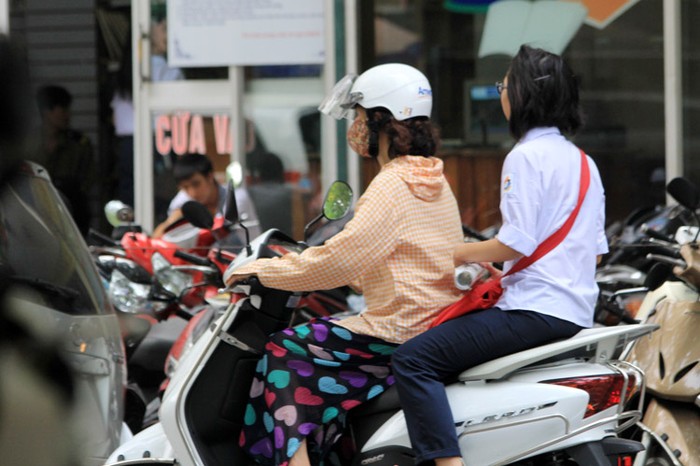 Nữ sinh đến trường bằng xe máy mà không đội mũ bảo hiểm là "chuyện thường" ở Thủ đô. Chùm ảnh: Nữ sinh đẹp rạng ngời ngày khai trường Giới trẻ hào hứng với Carnival Hà Nội 2012
