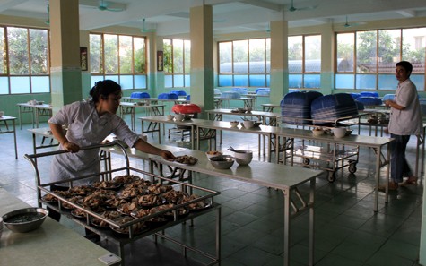 Chuẩn bị cơm tối cho các học sinh ở nội trú tại Trường THPT Trí Đức. Ảnh Xuân Trung