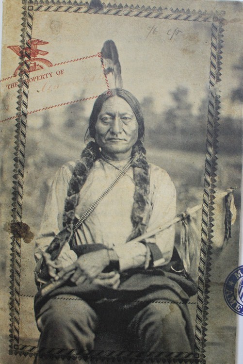 Bò Ngồi (1831-1890), thủ lĩnh bộ lạc Sioux, hiện thân của cuộc kháng chiến của người da đỏ chống lại sự xâm chiếm đất đai của thực dân da trắng. Là chiến thuật gia của chiến thắng Little Big Horn, ông đã bị ám sát. Những trò chơi thủa ấu thơ của tuổi học trò (P3) Chùm ảnh: Nữ sinh đẹp rạng ngời ngày khai trường