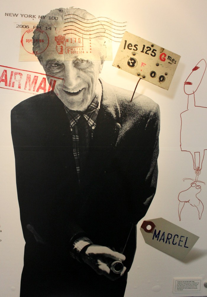 Marcel Duchamp (1887- 1968), là người Mỹ gốc Pháp đã cách mạng hóa nghệ thuật trong thế kỷ XX bằng cách khẳng định bất cứ vật gì tồn tại sẵn mà được một nghệ sỹ lựa chọn đều có thể là một tác phẩm, kể cả là một cái buồng tiểu, và cũng cho thấy rằng nghệ thuật khác với gu thẩm mỹ của một thời kỳ. Những trò chơi thủa ấu thơ của tuổi học trò (P3) Chùm ảnh: Nữ sinh đẹp rạng ngời ngày khai trường