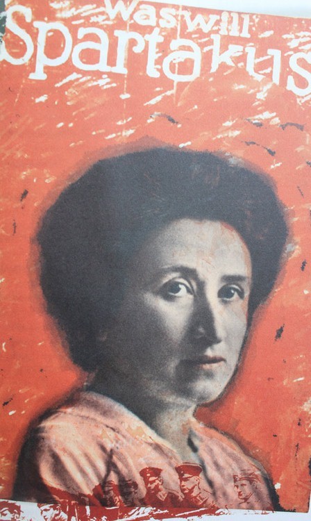 Rosa Luxemburg (1871-1919), người Đức, là một trong hai khuôn mặt lớn của phong trào Spartakus, những người mà sau Thế chiến thứ nhất, muốn liên kết công nhân trên toàn thế giới với cách mạng. Bà chết vì bị ám sát. Những trò chơi thủa ấu thơ của tuổi học trò (P3) Chùm ảnh: Nữ sinh đẹp rạng ngời ngày khai trường