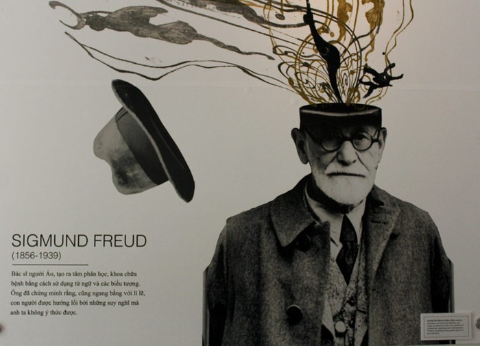 Sigmund Freud (1856-1939), bác sỹ người Áo, tạo ra phân tâm học, khoa chữa bệnh bằng cách sử dụng từ ngữ và các biểu tượng. Ông đã chứng minh rằng, cũng ngang bằng với lý lẽ, con người được hướng lối bởi những suy nghĩ mà anh ta không ý thức được phân tâm học. Những trò chơi thủa ấu thơ của tuổi học trò (P3) Chùm ảnh: Nữ sinh đẹp rạng ngời ngày khai trường