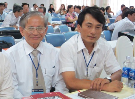 GS Phan Huy Lê và tác giả tại hội thảo.