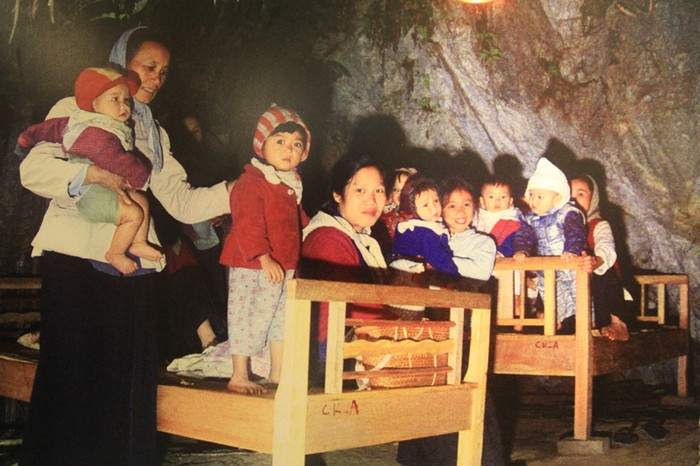 Các bức ảnh màu về trẻ em Việt Nam, trong đó có học sinh do các phóng viên của hãng tin truyền hình Nihon Denpa News (Nhật Bản) ghi lại. Trong ảnh là một phòng sơ tán trẻ em để tránh bom đạn Mỹ. >>Chàng trai không tay người Dao đỗ Đại học >>Đáng yêu những thiên thần nhỏ ngày khai trường >>Những hình ảnh đẹp nhất lễ khai giảng 2012