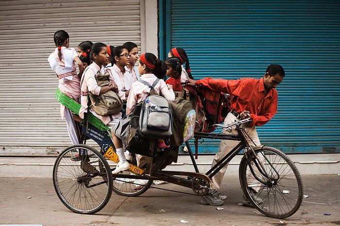 Buổi sáng, những chiếc xe thồ đơn sơ như thế này chở hàng chục học sinh tới trường, bức ảnh được ví như những chú hề đi xe đạp trong rạp xiếc. >> ĐẦU NĂM HỌC MỚI, HỌC SINH THỦ ĐÔ ĐÙA VỚI TỬ THẦN >> HỌC SINH TRƯỜNG AMSTERDAM PHÁT SỐT VÌ CÔ GIÁO 9X