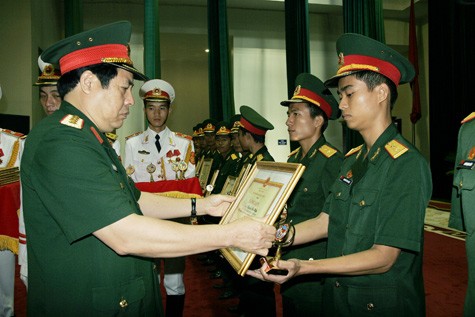 Bộ trưởng Phùng Quang Thanh tặng bằng khen cho những học viên đạt loại giỏi trong học tập tại các trường quân đội. Ảnh do Cục nhà trường (Bộ Quốc phòng)cung cấp.