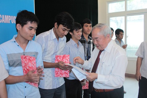 Ông Vũ Mão - Chủ tịch Hội hữu nghị Việt Nam Campuchia tặng quà cho các lưu học sinh.