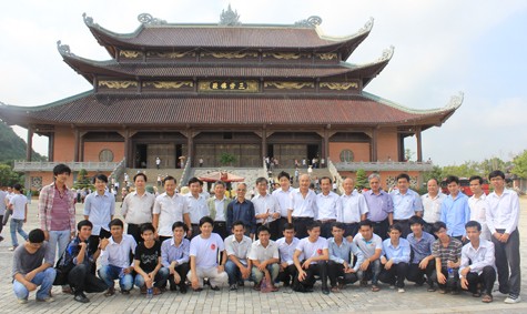 Các lưu học sinh và người thân chụp ảnh lưu niệm tại chùa Bái Đính.